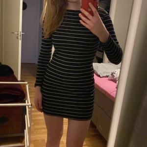 Klänning - En söt randig klänning perfekt till fest o annat. Inga defekter. Skriv för mer info☺️❤️