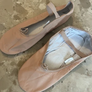 Balettskor - Oanvända. Unisex  - tror de passar någon med typ storlek 42