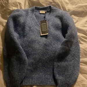 stickad tröja - säljer denna helt nya stickade tröjan. säljer pga att den inte kommer till användning. inga defekter och är som sagt helt ny, nypris=600