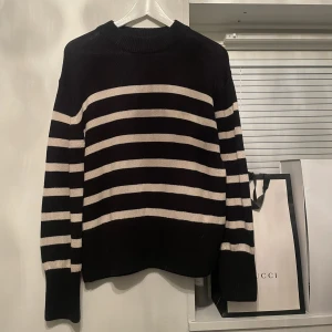 Randig tröja - Säljer denna fina stickade randiga tröja🤍