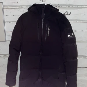 Sail Racing jacka  - En Sail Racing, den är storlek M Kvalitet 10/10 (oanvänd i princip) Kvitto finns, ny pris på dessa är 4000 mitt pris är 1700 