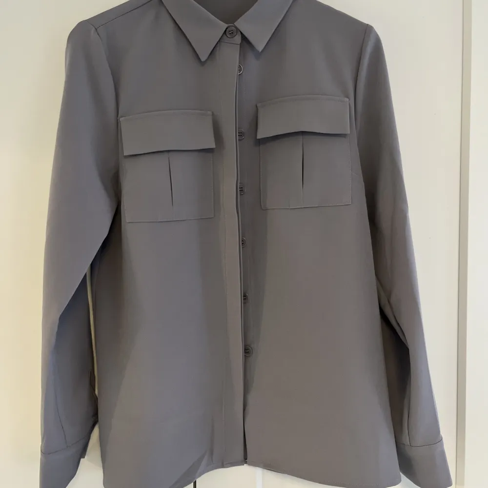 En cool grå skjorta/ blus från NAKD. Storlek 34, passar mig med 36,38 med, nyskick😍. Skjortor.