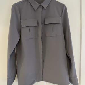 En cool grå skjorta/ blus från NAKD. Storlek 34, passar mig med 36,38 med, nyskick😍