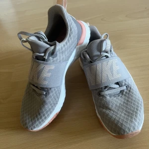 Nike skor - 37.5 som nya. Använda fåtal gånger.
