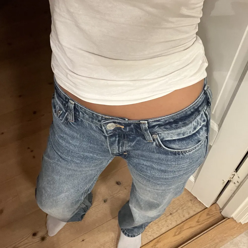 Blå jeans från weekday modellen arrow. Nästan helt oanvända och i nyskick! Kommer tyvärr inte till användning längre🤍. Jeans & Byxor.