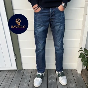 G-star raw jeans - Tja, nu säljer jag mina snygga G-star raw i väldigt bra skick. Modellen på Jeansen är 3301 straight fit. Nypriset på dessa ligger på 1300. Modellen på bilden är 177 cm. Använd gärna köp nu knappen. Om du har en fråga så får du gärna höra av dig/ mvh Hugo😁