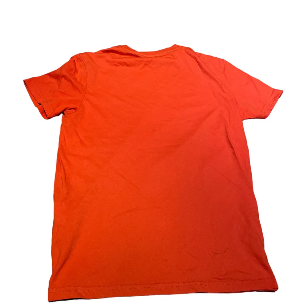 En skön Lyle scott t-shirt i storlek S och är i ett 8/10 skick! Köpt i butik för 299kr Mitt pris 99kr🤩 Hör av dig vid minsta fråga eller fundering 🤗. T-shirts.