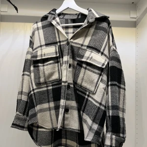 Kappa - En rutig kappa ifrån gina tricot i storleken S. Inga tydliga tecken på användning💓