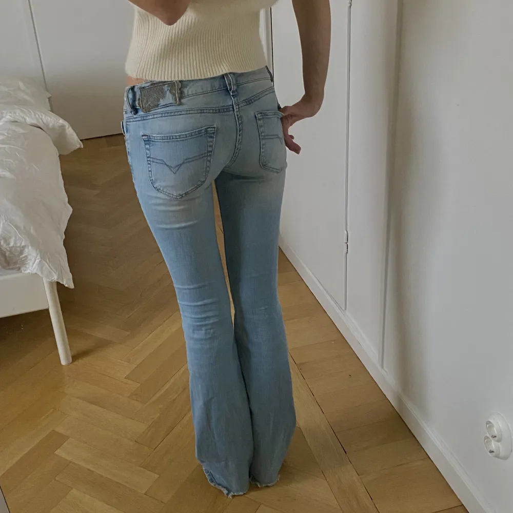De perfekta lågmidjade jeansen från diesel😍 Har varit en favorit men kommer inte till så mycket använding o behöver pengar, kom med prisförslag! Kommer inte gå ner i pris!! MÅTT: midja - 38cm, innerben - 84cm (jag på bilden är ungefär 174). Jeans & Byxor.