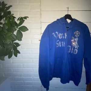 VonStudio ziphoodie Blue love angel  - Säljer min skitfeta ziphoodie från Vonstudio eftersom den inte längre kommer till användning,  Den har varit out of stock sjukt länge, köptes ny för 799kr. Kom med bud i kommentarerna! tröjan är i fint skick och använd fåtal gånger  