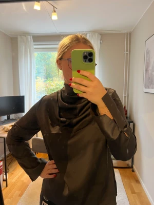 Satinblus  - Hej!  Säljer en jättefin blus i en mörkgrå färg från MQ. Använd vid ett 2 tillfällen. Storlek small 💗 