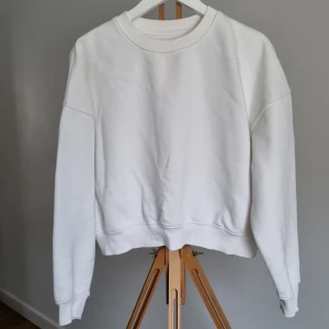 Vit sweatshirt - Vit crewneck som är inte passar längre, använd några gånger. Mjuk insida!