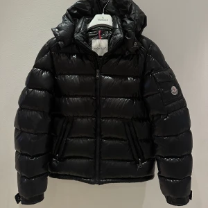 Moncler jacka  - Jätte fin vinter jacka från moncler! Ingen tecken på användning. På bild tre ser ni äktahetsbevis💗köptes förra året för ca 9000 och säljer för 6500💗