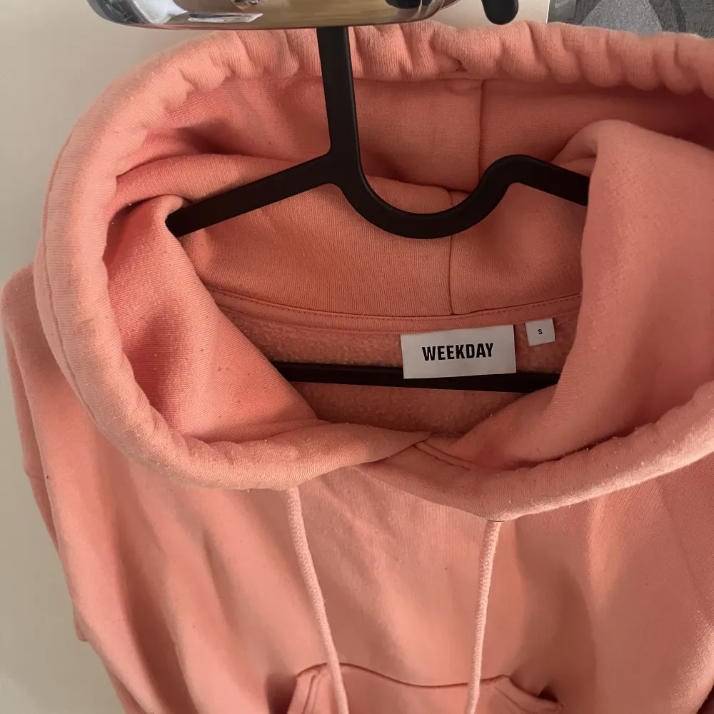 Fin rosa hoodie som är oversized! Köpt på weekday size S, passar M också. Jättemysig nu inför vintern, tjock och mjuk inuti⛄️✨ andra bilden ger en bra bild på hur färgen ser ut. Hoodies.