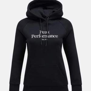 Säljer denna hoodie från peak performance!! Använd 1 gång så är som ny!  Nypriset är 1300kr!! 🩵