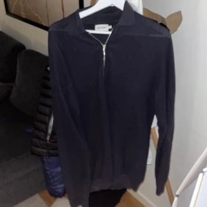 Half zip - Stilren halfzip i väldigt bra kondition, tvättas innan frakt så kommer vara renare! Använd fåtal gånger, säljer då jag inte gillar den längre. Hör av er vid frågor!