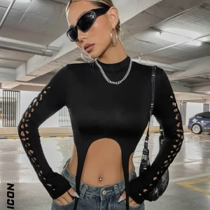 Svart detaljerad tröja - Lånad bild. Skit snygg svart tröja med coola detaljer. Aldrig kommit till använding. Jätteskönt material. Storlek L, ganska kort. 50kr + frakt❤️