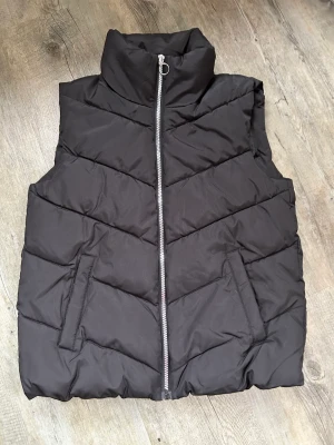 Pufferväst  - Jätteskön väst. Nyinköpt och bara testad 
