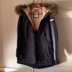 Esprit vinterjacka vinterparkas  - En superskön slutsåld vinterjacka från Esprit med avtagbar päls, dubbla dragkedjor (så att man kan välja var den börjar) och något de kallar för 3M Thinsulate (innovative technology that traps body heat while allowing moisture to escape. Recycled material