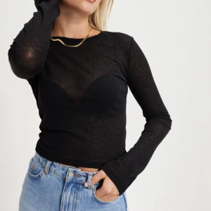 långärmad tröja - säljer min helt nya intimissmi tröja i svart, super bra skick knappt andvänd. kommer tyvär inte till andvändning längre ❤️