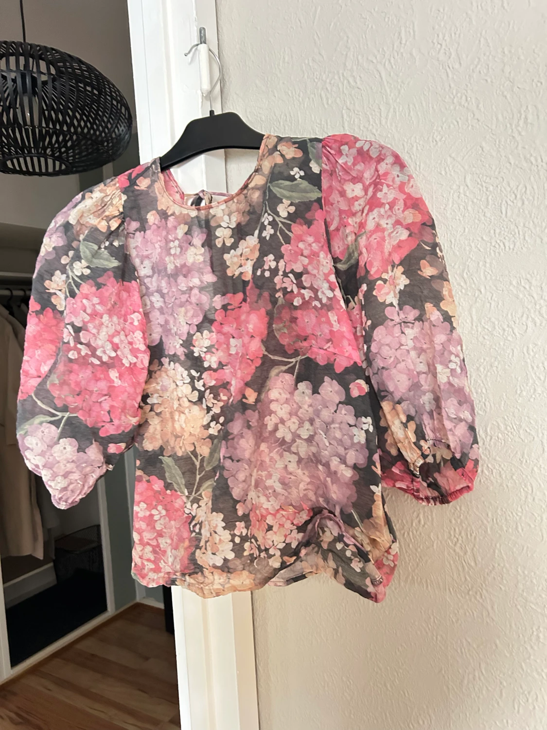 Blus med puffärmar  - 90