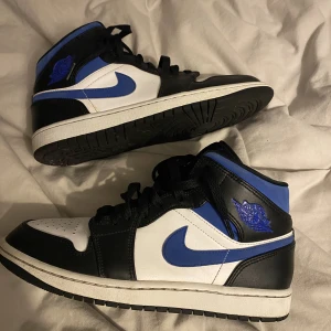 Jordan 1 mid racerblue - 9/10 i skick säljer dom pga att dom inte passar längre. Jag använde inte dom mycket för att jag inte tyckte dom passade mig. Lådan ingår också.