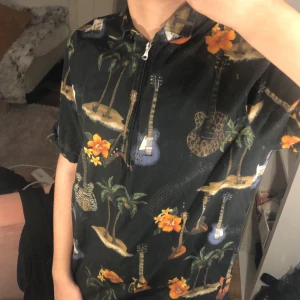 Gitarr zip up t shirt - Säljer pga att jag inte använder den. Använts en gång.