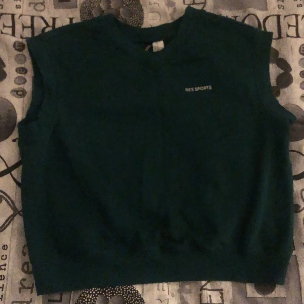 Säljer denna ärmlösa tröjan för att den inte passar mig. Om det inte syns bra så är den mörkgrön.. Hoodies.
