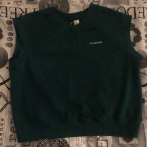 Säljer denna ärmlösa tröjan för att den inte passar mig. Om det inte syns bra så är den mörkgrön.