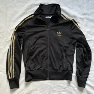 Adidas - Adidas jacka i storlek 42