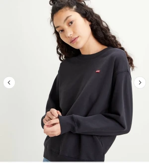 Levis sweatshirt - Säljer min superfina svarta sweatshirt från Levis. Den är använd men i väldigt bra skick! Första bilden år lånad från deras hemsida (nypris 800 kr) skriv via frågor och annat💞💞 