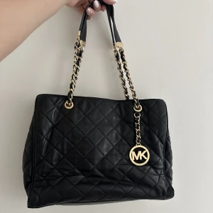 Svart Michael Kors väska - Svart Michael kors väska med guld detaljer