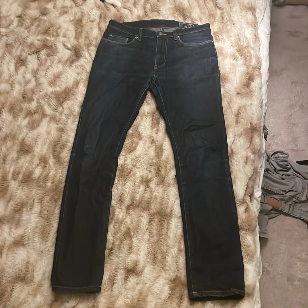 Jag säljer min brors äkta Versace collection jeans i storlek 30 för att de är för små. De är model slim, Nypris 3000kr , skriv för fler frågor . Jeans & Byxor.