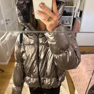Silvrig jacka  - Silvrig/bronzig vinterjacka, köpt här på plick men har aldrig andvänt den själv💘