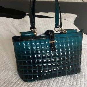 Vacker väska  - Matmazel väska i ombre blå och svart. Fått så många komplimanger med den. Den är väldigt stadig och hård och viker inte. Har använt så det finns tecken på användning vid nära inspektion men syns inte annars. jag får plats med datorn och annat tillsammans❤️