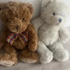 Gosig nalle  - Nallar säljes billigt. Tvättade och rena. Säljes båda eller enstaka  50kr st 