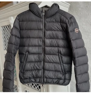 Colmar jacka  - Säljer min colmar jacka då den var för liten💗köpt på Plick Inga defekter❣️ Jackan är i storlek 42 (italiensk storlek) och skulle säga att de passar XS💓   Bilderna är lånade från förra ägaren💓