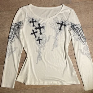 Emmiol tröja  - Ascool långärmad tröja från emmiol med coola detaljer. Aldrig använd då det inte är min stil och lite för stor. Axellängd 38cm, ärmlängd 60cm, byst 92cm💓Inga defekter💕Skriv för fler bilder eller frågor💞