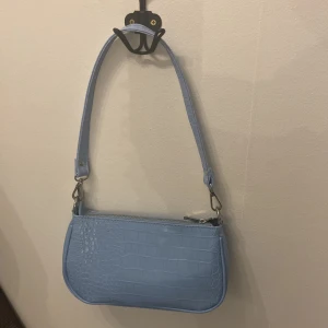 Handväska - Säljer den här fina väskan pga inte kommer till användning 💕 nypris 300kr från Ginatricot