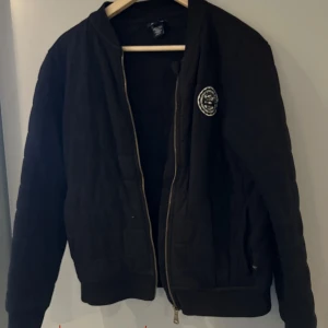 Jacka - En jacka ( typ bomberjacka). Fint skick. Lite vadderad. 