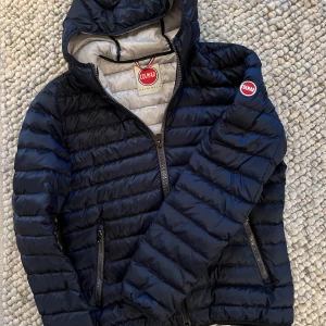 Colmar jacka  - Säljer denna jätte fina colmar  jacka i topp skick 10/10 endast använd fåtal gånger. Säljes för 1600kr . Storlek 52 motsvarar herr storlek M.  