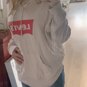 Hoodie - Lite oversized hoodie från Levis. Bra skick. Säljer eftersom den inte kommer till användning längre💕