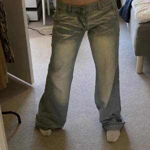Skitcoola ljusblå lågmidjade bootcut jeans! Storlek S. Midjemått(rakt över): 39cm Innerbenslängd: 81cm Längst ner: 30cm