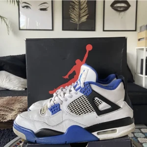 Air Jordan 4 motorsport  - Säljer ett par riktigt fina Air Jordan 4 Motorsport. Orginalboxen samt äktighetsbevis finns! Kan mötas upp i Stockholm alternativt fraktar på köparens bekostnad. Kontakta gärna vid frågor eller funderingar!