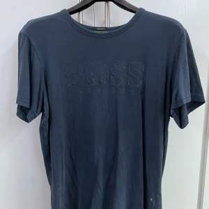 Mörkblå Hugo Boss t-shirt i storlek L. Fint skick, inte mycket använd