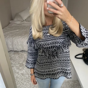 Trekvartsärmad tröja - Säljer denna mönstrade trekvartsärmade stickade tröja. Har du någon fråga är det bara att höra av dig🫶🏻