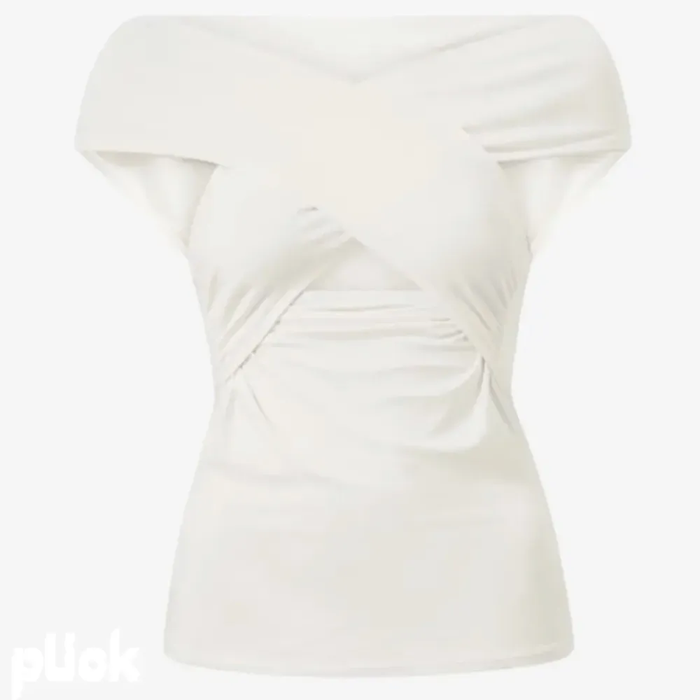 En vit tröja i storlek xs som inte kommit till användning. Aldrig använd och inga defekter på.  Om den finns kvar är den INTE såld❗️❤️. T-shirts.