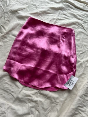 Satinkjol - Helt ny med lappar från Asos 🩷✨