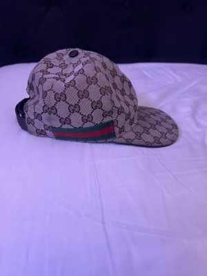 Gucci keps - Hej  Säljer min äkta Gucci keps original i beige. Kan byta mot andra Gucci kepsar  hör av dig för frågor