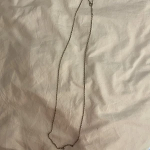 Halsband - Ett silverhalsband. Basic 